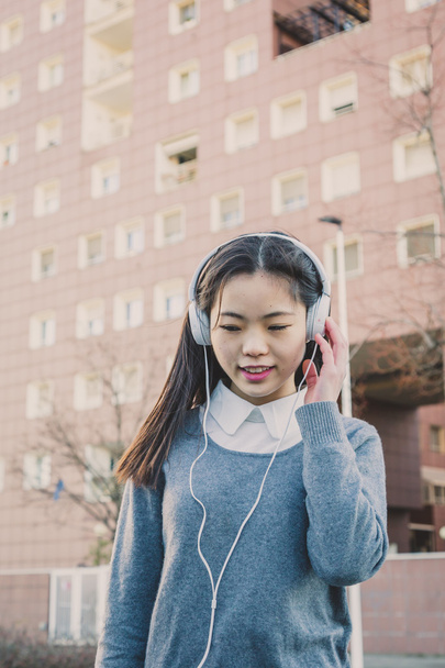 Młode piękne dziewczyny chiński ze słuchawkami - Zdjęcie, obraz