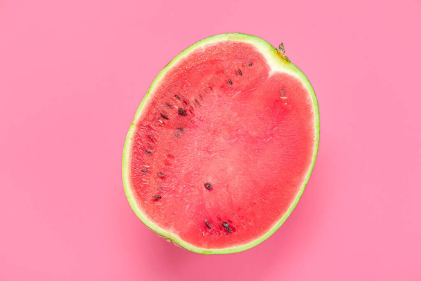 De helft van de rijpe watermeloen op roze achtergrond - Foto, afbeelding