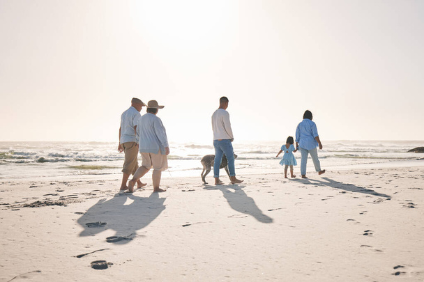 Nyár, utazás és séta a nagy család a tengerparton nyaralás, kötődés és a szeretet. Szabadság, gondozás és pihenés generációk óta tengerparti nyaraláson lévő emberekkel, boldogság és mockup tér. - Fotó, kép