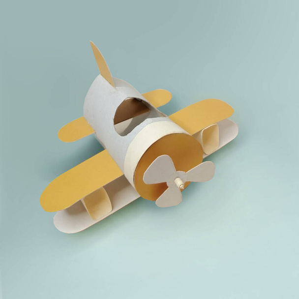 La idea de reciclar un rollo de tubos de papel higiénico en un avión de juguete. Idea artesanal para niños creatividad hecha a mano - Foto, imagen