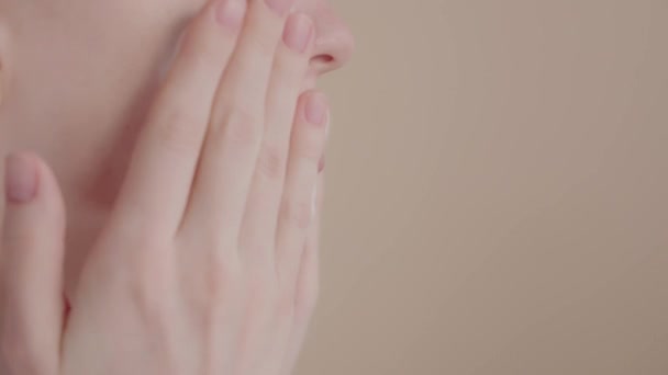 Extreme Close up Vista laterale Giovane donna lavare il viso con schiuma viso. routine quotidiana di cura della pelle del viso. Filmati in tempo reale. Studio girato - Filmati, video