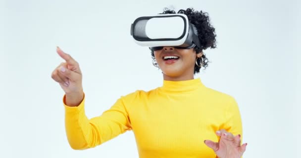 Virtual reality, surprise en 3d met vrouw en metaverse in studio voor gaming, digitaal en toekomst. Internet, technologie en cyber netwerk met gamer op witte achtergrond voor wow, games en ux. - Video