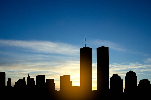 Nueva York silueta del horizonte con Torres Gemelas y contra la puesta de sol. 09.11.2001 Bandera del Día del Patriota Americano - Foto, imagen