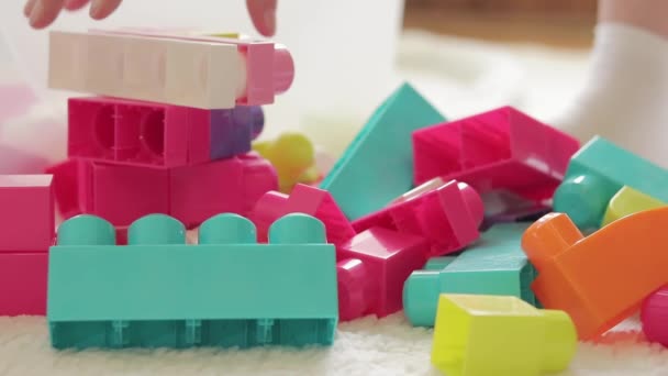 Reinigung im Kinderzimmer. Sammeln Sie Kinderspielzeug aus nächster Nähe. Große Designdetails. Spielzeug für kleine Kinder - Filmmaterial, Video