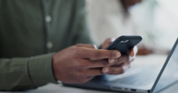 Telefon, připojení k síti a obchodník v úřadu s vyjednáváním a konverzací. Afričtí muži profesionální, spojení a mluvení v poradenské pracovní společnosti s digitální diskusí o mobilních. - Záběry, video
