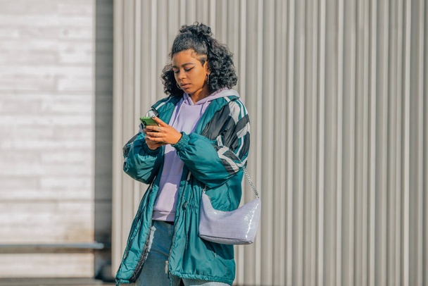 módní městská dívka na ulici s mobilním telefonem - Fotografie, Obrázek