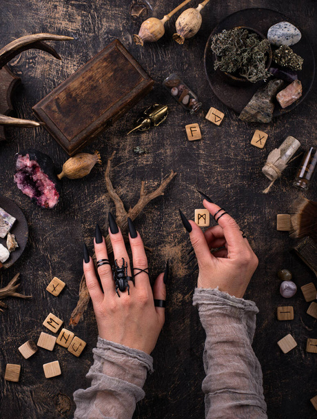 Esoterisch magischer Hintergrund mit Runen. Mystische Atmosphäre und Hexenhände - Foto, Bild