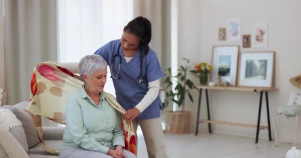 Žena, lékař a pacient v péči o seniory, pečovatelka nebo starobní důchodkyně v domově důchodců. Žena osoba, zdravotní sestra nebo pečovatel pomáhá seniorům při podpoře, návštěvě nebo důvěře na vnitřní klinice. - Záběry, video