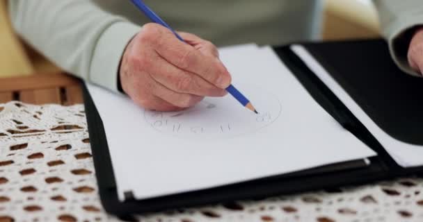 Hand, schrijven en senior persoon tekenen klok voor dementie, geheugenverlies of zelfbeoordeling in het verpleeghuis. Alzheimers, vergeet niet en oude patiënt met een handicap en tijd schets voor cognitieve examen. - Video