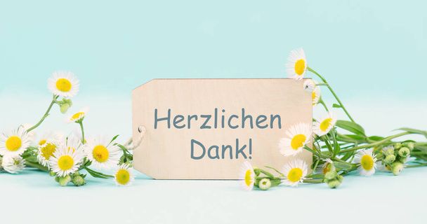 Σας ευχαριστώ στη γερμανική γλώσσα, κάρτα που περιβάλλεται από λουλούδια, είναι ευγνώμων, υποστήριξη, βοήθεια και φιλανθρωπία έννοια, θετική στάση  - Φωτογραφία, εικόνα