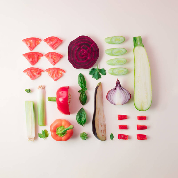 Layout de comida arrumado criativo com legumes e folhas em fundo brilhante. Conceito mínimo de alimentação saudável. Depósito plano. - Foto, Imagem