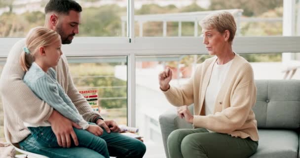 Λογοθεραπεία, ομιλία και γονιός με το κορίτσι του σε ένα ιατρικό γραφείο με μια γυναίκα θεραπεύτρια. Νοηματική γλώσσα, οικογενειακή συζήτηση και ο νεαρός μπαμπάς μιλώντας σε παιδιά ψυχολόγος με παιδί στην κλινική. - Πλάνα, βίντεο
