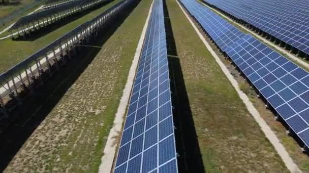 Panele słoneczne zamontowane na metalowych kratownicach. Energia elektryczna. Odnawialne źródła energii - Materiał filmowy, wideo