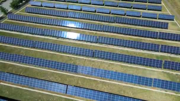 Aurinkopaneelit heijastavat aurinkoa. Sähköenergiaa. Uusiutuvat energialähteet - Materiaali, video