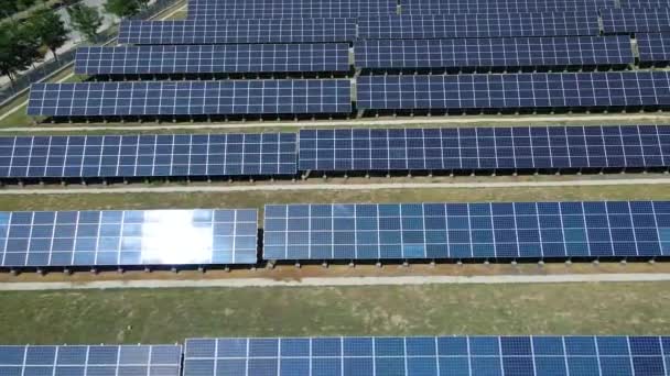 Filas de paneles solares con reflejos del sol. Energía eléctrica. Fuentes de energía renovables - Metraje, vídeo
