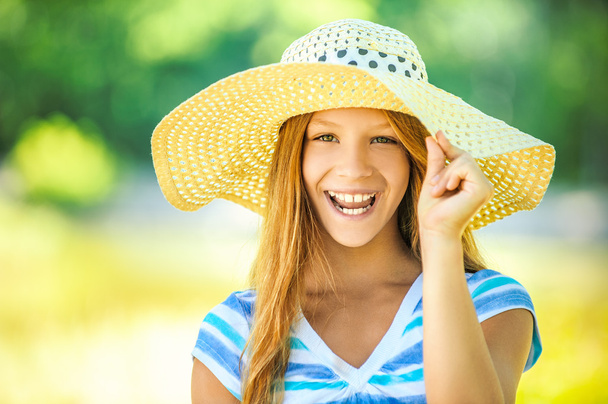 hermosa adolescente en sombrero de ala ancha
 - Foto, imagen