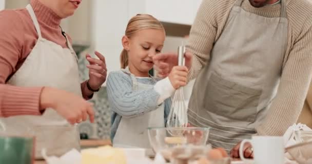 Onderwijs, onderwijs of meisje bakken met ouders in de keuken voor koekjes recept voorbereiding met ondersteuning thuis. Mixen, familie of kind leren voor kinderontwikkeling of koken met mama, papa of liefde. - Video