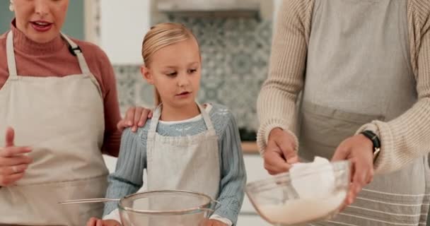 Rodzina, nauczanie lub dziecko pieczenia z rodzicami w kuchni na ciasteczka przygotowanie receptury ze wsparciem w domu. Mąka, edukacja lub dziewczyna uczenia się do rozwoju dziecka lub gotowania z mamą, tatą lub miłością. - Materiał filmowy, wideo