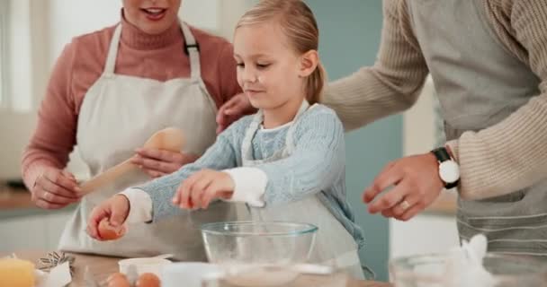 Αυγά, διδασκαλία ή παιδί ψήσιμο με τους γονείς στην κουζίνα για μπισκότα προετοιμασία συνταγή στο σπίτι της οικογένειας. Χαμογελάστε, εκπαίδευση ή κορίτσι μάθηση ή μαγείρεμα για την ανάπτυξη του παιδιού με τη μαμά ή τον μπαμπά με αλεύρι κέικ. - Πλάνα, βίντεο
