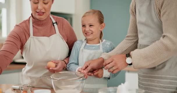 Oyun, un ya da ailesiyle mutfakta kurabiye pişirmek ya da aile evinde yemek tarifi hazırlamak. Gülümse, neşeli kız ya da mutlu çocuk anne ve babayla birlikte gelişim için pasta yapmayı öğreniyor.. - Video, Çekim