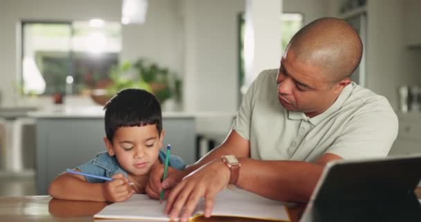 Η εργασία στο σπίτι, η εκπαίδευση και ο πατέρας βοηθούν το παιδί για τη μάθηση, τη γνώση και τη διδασκαλία και τη γραφή στο βιβλίο. Οικογένεια, σχολείο και ευτυχισμένος μπαμπάς με γιο στο σπίτι για ανάπτυξη, ανάπτυξη και μελέτη για το μάθημα. - Πλάνα, βίντεο