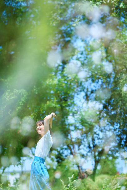 Γυναίκα χαλαρώνοντας στο πράσινο χώρο για την ωραία μέρα - Φωτογραφία, εικόνα