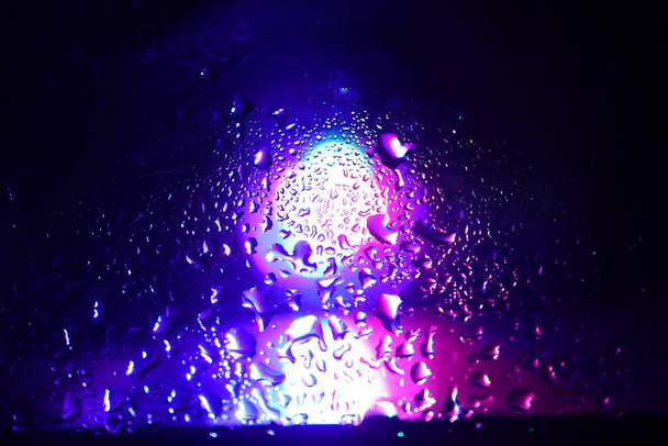 gouttes d'eau sur le verre de couleur - Photo, image