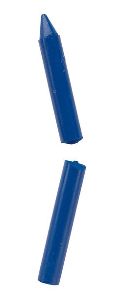 Blaue Buntstifte isoliert auf weißem Hintergrund, zerbrochene farbige Stöcke - Foto, Bild