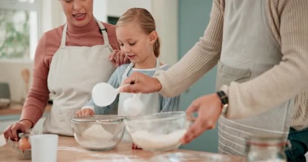 Μητέρα, πατέρας ή κορίτσι μαθαίνουν να ψήνουν στην κουζίνα για μπισκότα ή προετοιμασία συνταγών μαγειρικής στο σπίτι της οικογένειας. Διδασκαλία, γονείς ή παιδιά ψήσιμο ένα κέικ για την ανάπτυξη του παιδιού ή συγκόλληση με τη μαμά ή τον μπαμπά. - Πλάνα, βίντεο