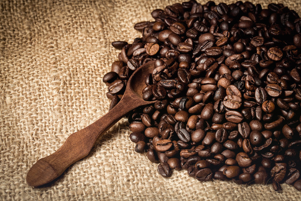 pila de granos de café aromáticos frescos y bio y cuchara
 - Foto, Imagen