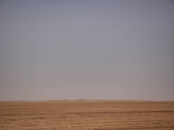 Suchy i suchy pustynny region w pustynnym krajobrazie w górach Maroka. - Zdjęcie, obraz