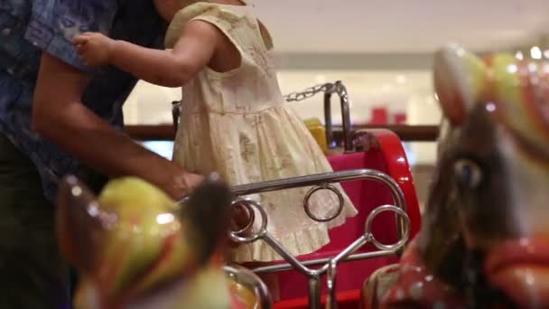klein meisje in amusement park - Video