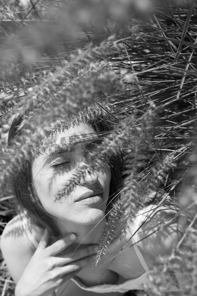 Retrato de uma jovem mulher bonita sexy no mato. Fotografia em preto e branco. - Foto, Imagem