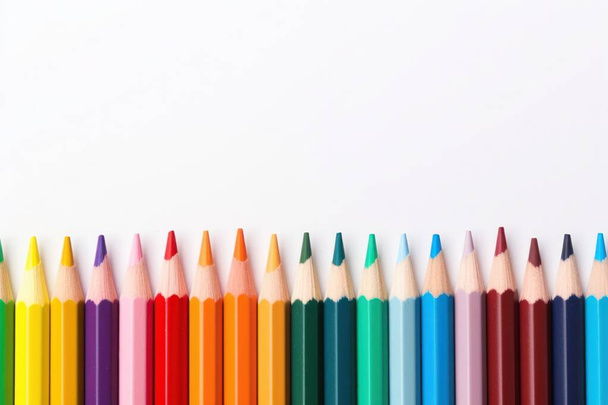 Een groep gekleurde potloden rij op witte achtergrond - Foto, afbeelding