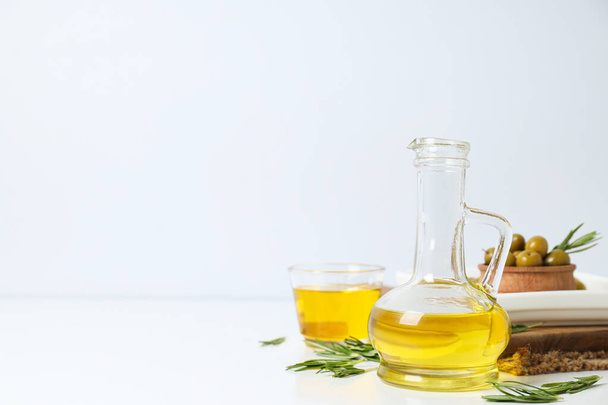 Olivenöl und Oliven auf weißem Hintergrund, Platz für Text - Foto, Bild