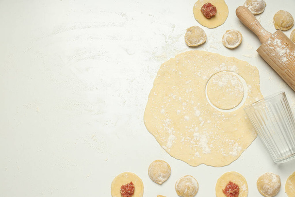 Çiğ hamur köfteleriyle ev yemeği kavramı - Fotoğraf, Görsel