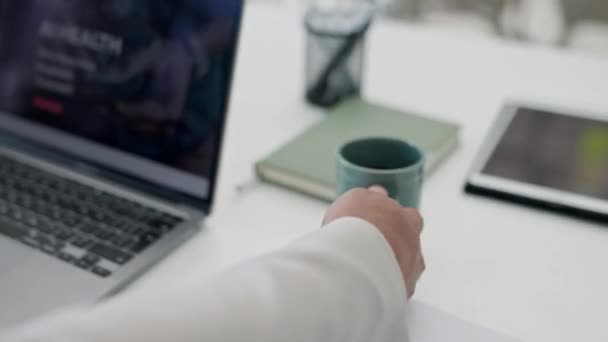 Επιχειρηματίας, πίνουν και εργάζονται με την τεχνολογία καφέ στο γραφείο, στο χώρο εργασίας και των εργαζομένων με κούπα ζεστή σοκολάτα ή τσάι. Έκθεση ανάγνωσης ποτού, ποτών και επιχειρηματία για το laptop στην εταιρεία της Βαρκελώνης. - Πλάνα, βίντεο
