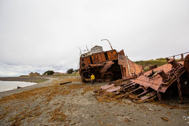 Σκελετός του ναυαγίου που ονομάζεται Πρέσβης για την ακτή του Magellan στενό, σκουριασμένο θωρηκτό ναυάγιο, Tierra Del Fuego, Χιλή - Φωτογραφία, εικόνα