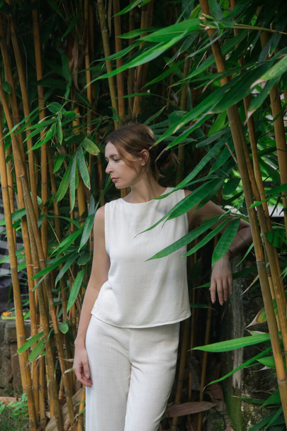 Kültéri portré elegáns divatos nő fehér vászon ruhát trópusi üdülőhelyen. Természetes fény. Alkalmi, mégis stílusos nyári ruha, tavasz-nyár divat trend, trópusi nyaralás stílus - Fotó, kép