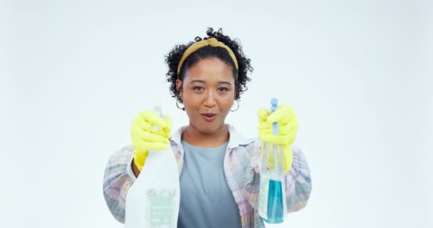Siivous, ampua ja kemiallinen kasvot naisen studiossa siivous, hygienia ja bakteerit. Spray, neste ja tuote muotokuva siivooja valkoisella taustalla talonmies ja desinfiointi. - Materiaali, video