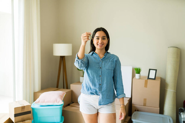 Inquilino jovem independente movendo-se para um novo apartamento e recebendo as chaves da casa sorrindo e olhando feliz - Foto, Imagem