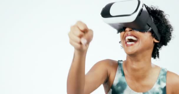 Femme, réalité virtuelle et boxe, fitness et bonheur, monde numérique et simulation de combat sur fond blanc. Fun, exercice et métaverse, lunettes VR et boxeur avec technologie d'avenir en studio. - Séquence, vidéo