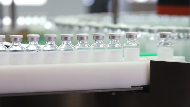 Flessen met drugs op de transportband regel in farmaceutische fabriek - Video