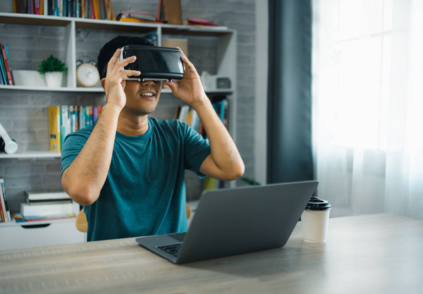 Hombre asiático con gafas VR virtual global conexión a Internet metaverse, dedo dedo uso dedo toque desbloqueo digital, gestión de la tecnología Metaverse, acceso en línea a la base de datos, tecnología futura. - Foto, Imagen