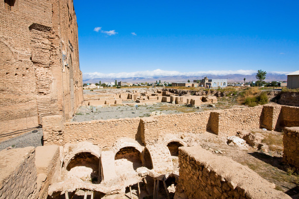 Разрушенные крепостные стены возле персидского мавзолея
 - Фото, изображение