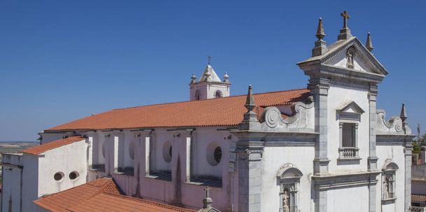 Kathedrale von St. James dem Großen, Beja, Baixo Alentejo, Portugal. Luftaufnahme des symbolträchtigen Denkmals der Stadt - Foto, Bild
