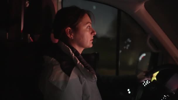 Mujer conduciendo camión en movimiento por la noche. Conductora que presta atención a la carretera en viaje nocturno - Metraje, vídeo