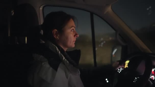 Mujer conduciendo camión por la noche, conductor femenino concentrado en la carretera por la noche - ojos en la carretera, la persona que se traslada a un nuevo hogar conduciendo vehículo en movimiento - Metraje, vídeo