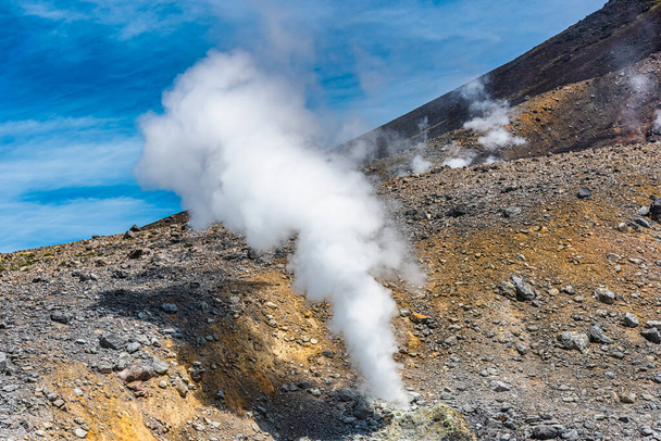 volcán activo Asahidake con fumarolas que emiten gases sulfúricos en Hokkaido, Japón - Foto, imagen