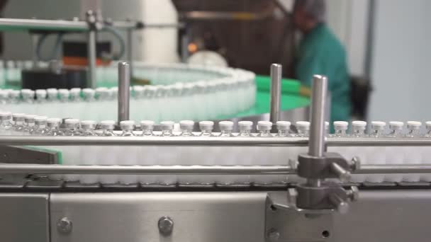 Flaschen mit Medikamenten auf dem Förderband in Pharmafabrik - Filmmaterial, Video